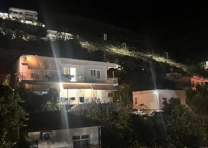 Dhoma Plazhi Husi