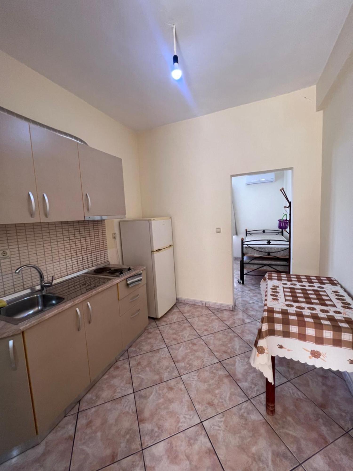 Dhoma Plazhi Husi Privatunterkunft