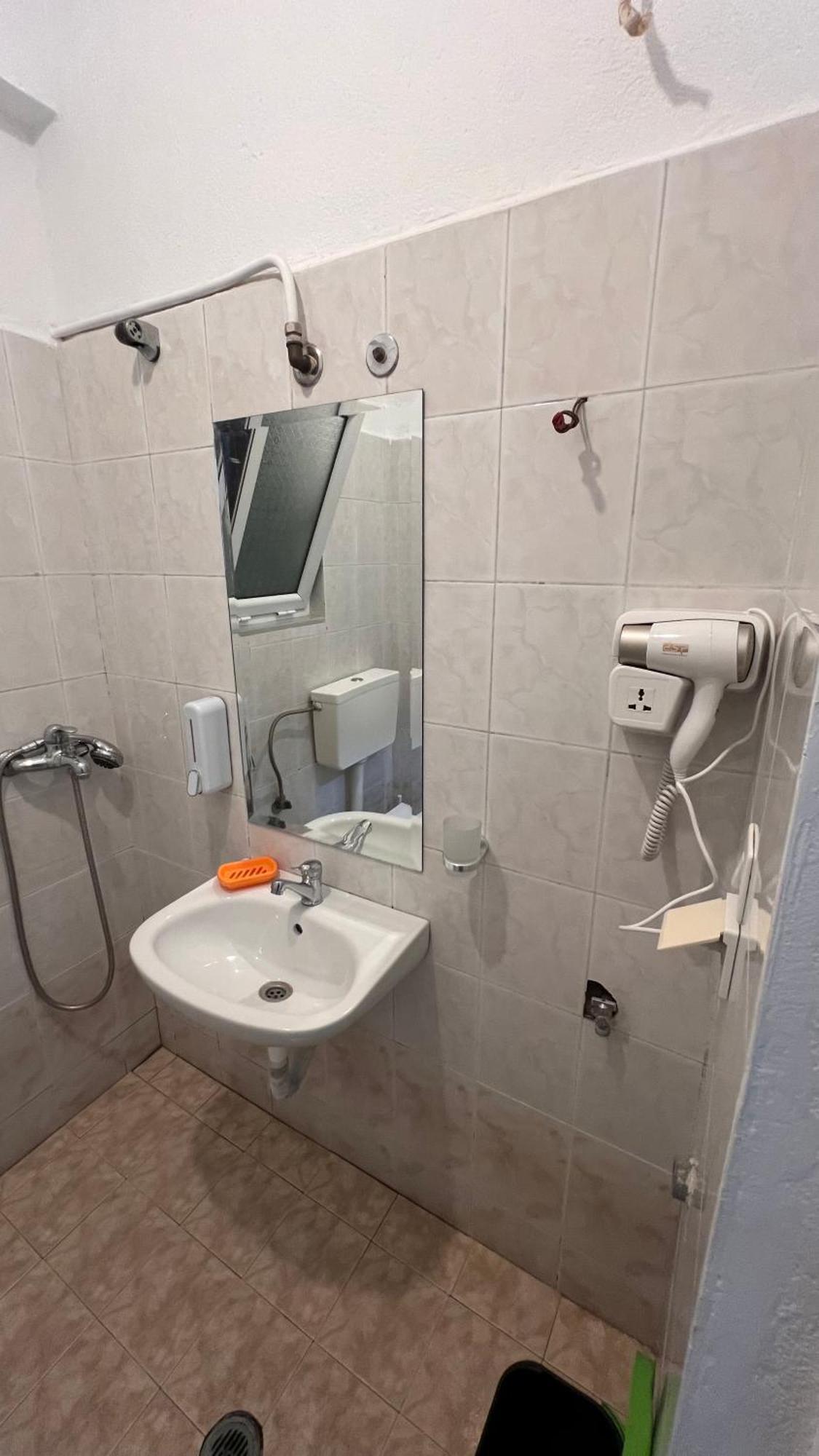Dhoma Plazhi Husi Privatunterkunft