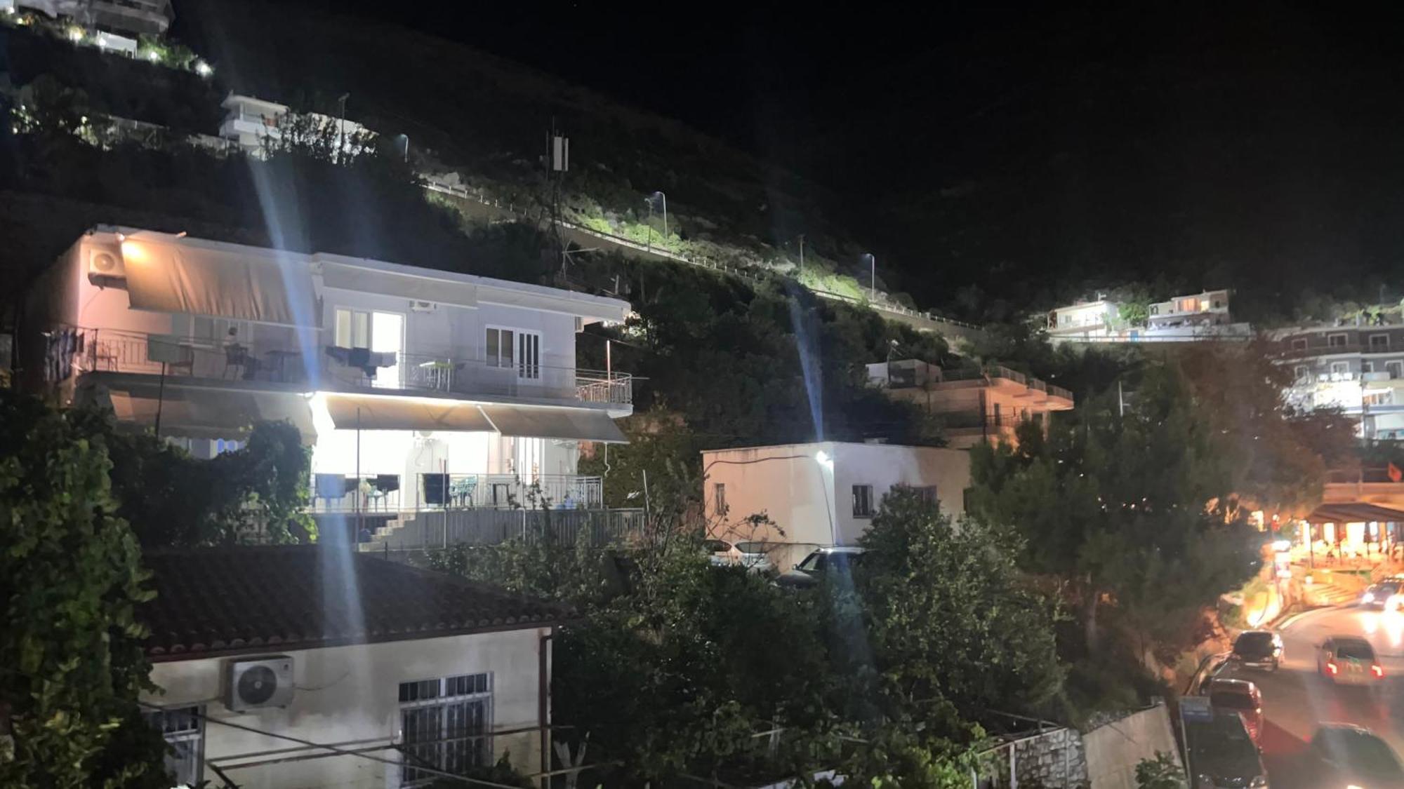 Dhoma Plazhi Husi Privatunterkunft